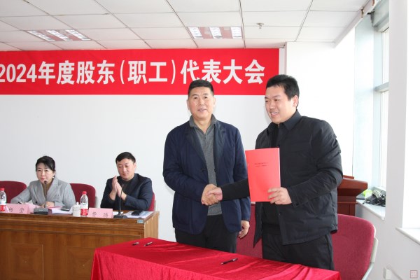 10、王董事長(zhǎng)與房修公司經(jīng)理張帥簽訂2025年目標(biāo)責(zé)任書